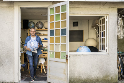 France, Charente (16), Cognac, Gabriel Gaborel créateur de OrbisTerrae fabrique des globes terrestres artisanaux peints à l’aquarelle