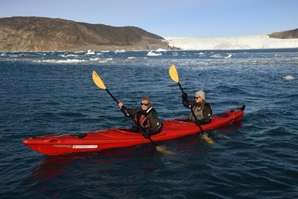 Groenland, cote ouest, baie de Disko, baie de Quervain, kayak progressant au milieu des icebergs