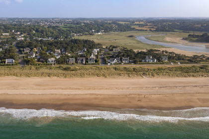 France, Côtes d'Armor (22), Grand Site de France Cap d'Erquy – Cap Fréhel, Fréhel, plage de Sables-d'Or-les-Pins et l'estuaire de la rivière l'Islet (vue aérienne)