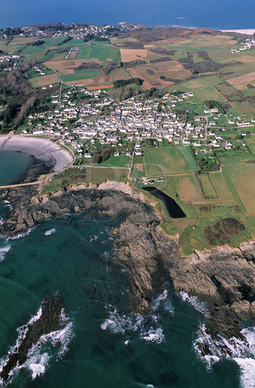 France, Morbihan (56), île de Groix, le village de Locmaria sur la côte sud (vue aérienne)