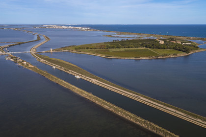 France, Hérault (34), Villeneuve-lès-Maguelone (Palavas-Les-Flots), cathédrale Saint-Pierre-et-Saint-Paul de Maguelone des XIIème et XIIIème siècles sur son île en bordure du canal du Rhône à Sète (vue aérienne)