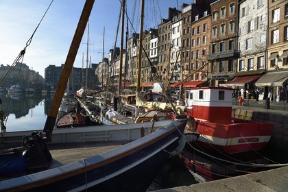 France, Calvados (14), Pays d'Auge, Honfleur, le Vieux-Bassin, le quai Sainte-Catherine