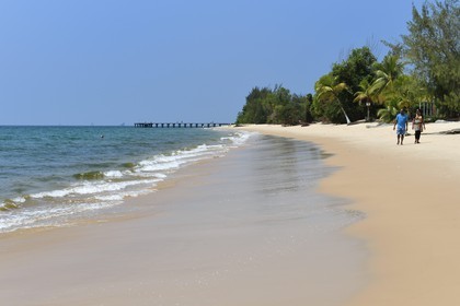 Gabon, province de l'Estuaire, plage de la Pointe Denis qui fait face à Libreville de l'autre côté de l'Estuaire du Gabon