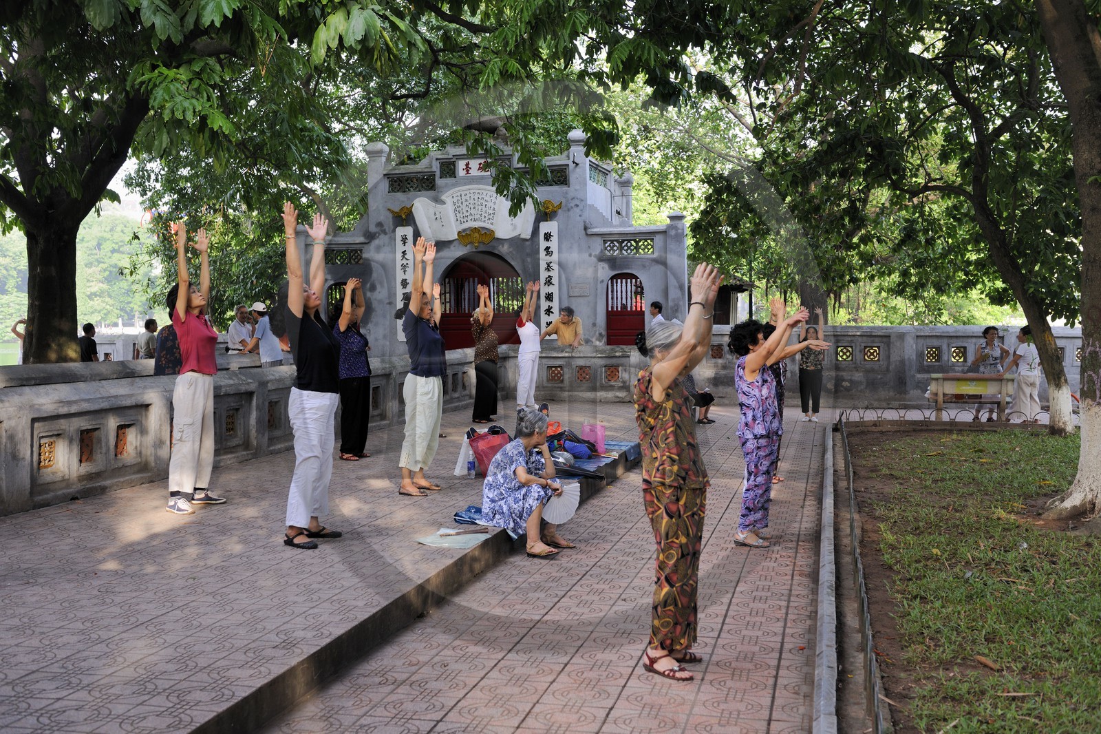 Vietnam, Hanoï, vieille ville, lac Hoan Kiem appelé le petit lac ou lac de l'épée restituée, femmes pratiquant le Tai chi
