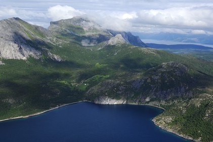 Norvège, Troms, la côte ouest du continent face aux Iles Lofoten (vue aérienne)