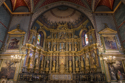 France, Pyrénées-Atlantiques (64), Pays-Basque, Saint-Jean-de-Luz, l'église Saint-Jean-Baptiste, retable du XVIIème siècle en bois doré et les galeries en bois de la nef