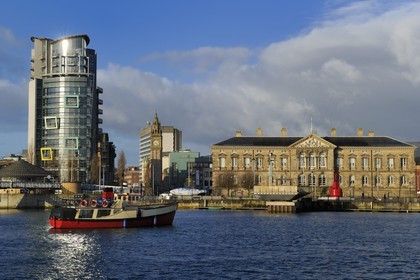 United Kingdom, Northern Ireland, Belfast, the waterfront on the Lagan riverside, the building The Boat and The Big Fish by John Kindness on Donegall Quay