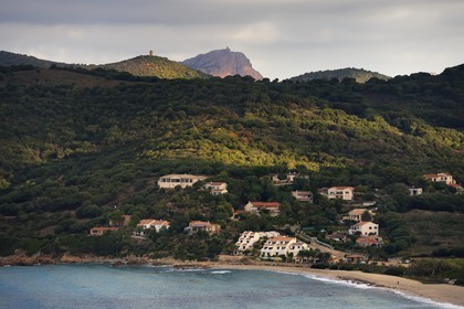 France, Corse-du-Sud (2A), Cargèse, plage du Pero et le Capo Rosso et la Tour Génoise de Turghiu en arrière plan