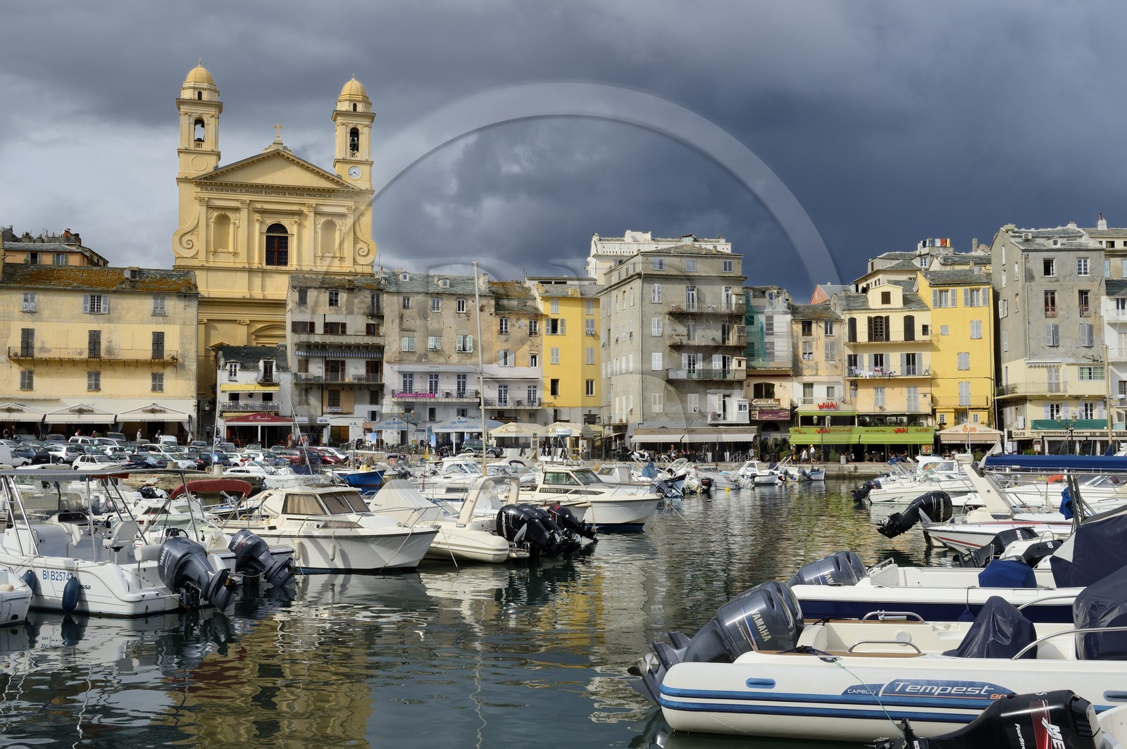 France, Haute-Corse (2B), Bastia, le Vieux-Port dominé par l'église Saint-Jean-Baptiste