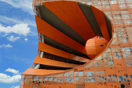 France, Rhône (69), Lyon, nouveau quartier de La Confluence au sud de la Presqu'île, Quai Rambaud, le Cube Orange imaginé par les architectes Dominique Jakob et Brendan MacFarlane