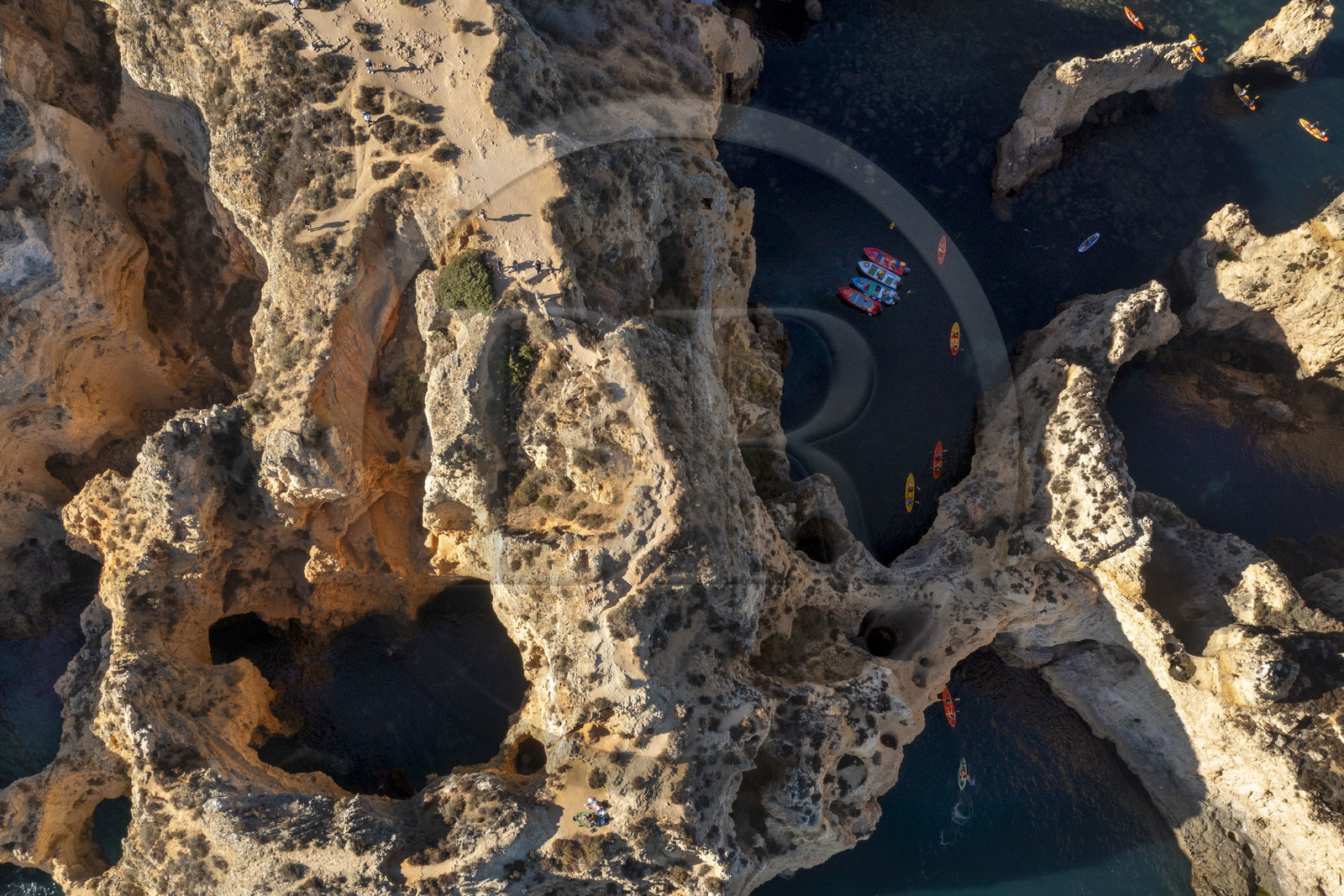 Portugal, Algarve, Lagos, découverte en kayak des criques et des grottes dans les falaises escarpées de la Ponta da Piedade (vue aérienne)