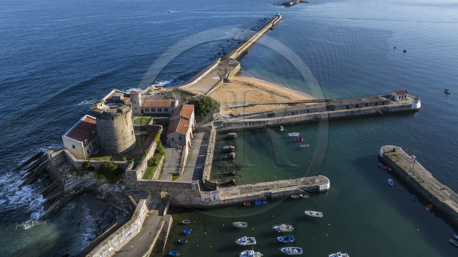 France, Pyrénées-Atlantiques (64), la côte du Pays-Basque, Ciboure, le fort de Socoa construit sous Louis XIII remanié par Vauban et son petit port de plaisance dans la baie de Saint-Jean-de-Luz (vue aérienne) France, Pyrénées-Atlantiques (64), la côte du Pays-Basque, Ciboure, le fort de Socoa construit sous Louis XIII remanié par Vauban et son petit port de plaisance dans la baie de Saint-Jean-de-Luz (vue aérienne)