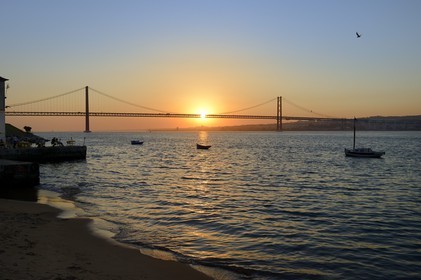 Portugal, région de Lisbonne, commune d'Almada au lieu dit Ponto Final sur la rive sud du Tage, le pont du 25 de Abril