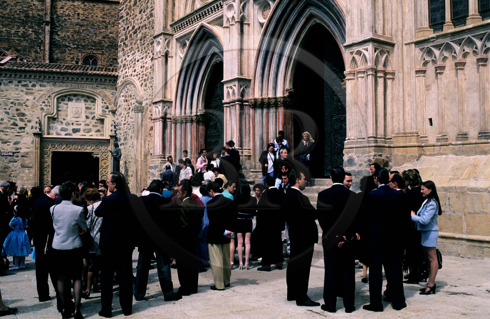 Espagne, Estrémadure, Monastère Notre-Dame de Guadaloupe (XIII ème siècle), gens sortant de la messe Espagne, Estrémadure, Monastère Notre-Dame de Guadaloupe (XIII ème siècle), gens sortant de la messe