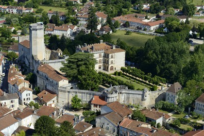 France, Dordogne (24), Périgord Vert, Bourdeilles, le chateau dominant le village (vue aérienne)
