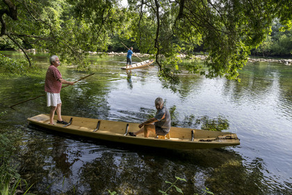 France, Vaucluse, L'Isle sur la Sorgue, Alain Pretot member of the brotherhood of fishermen the Pescaïres de la Sorgue sailing on the Sorgue river on a flat-bottomed boat called Nègo Chin
