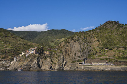 Italie, Ligurie, Cinque Terre, parc national des Cinque Terre classé Patrimoine Mondial de l'UNESCO, village de Manarola et sa gare accessible par un tunnel