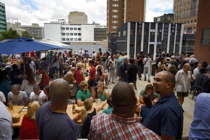Afrique du Sud, province de Gauteng, Johannesburg, quartier de Braamfontein, Neighbourgoods Market, marché du samedi qui est autant une source d'approvisionnement pour des aliments de la ferme et des produits spécialisés comme il est un point de rencontre de la communauté pour échanger des idées et être entrainé par l'énergie qui fait Joburg