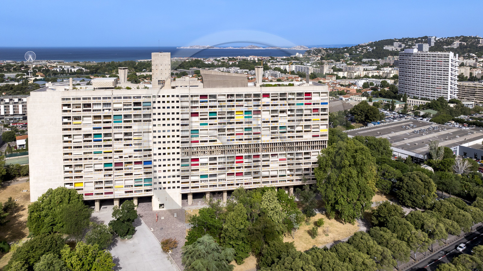 France, Bouches-du-Rhône (13), Marseille, oeuvre architecturale de Le Corbusier, classée Patrimoine Mondial de l'UNESCO, la Cité Radieuse par l'architecte Le Corbusier et l'immeuble Le Brasilia réalisé par l'architecte Fernand Boukobza sous l'influence de Le Corbusier en arrière plan (vue aérienne)