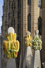 Espagne, Catalogne, Barcelone, quartier de l'Eixample, basilique de la Sagrada Familia de l'architecte du modernisme catalan Antoni Gaudi classée Patrimoine Mondial de l'UNESCO, sommets surmontés de mosaïques en forme de fruits