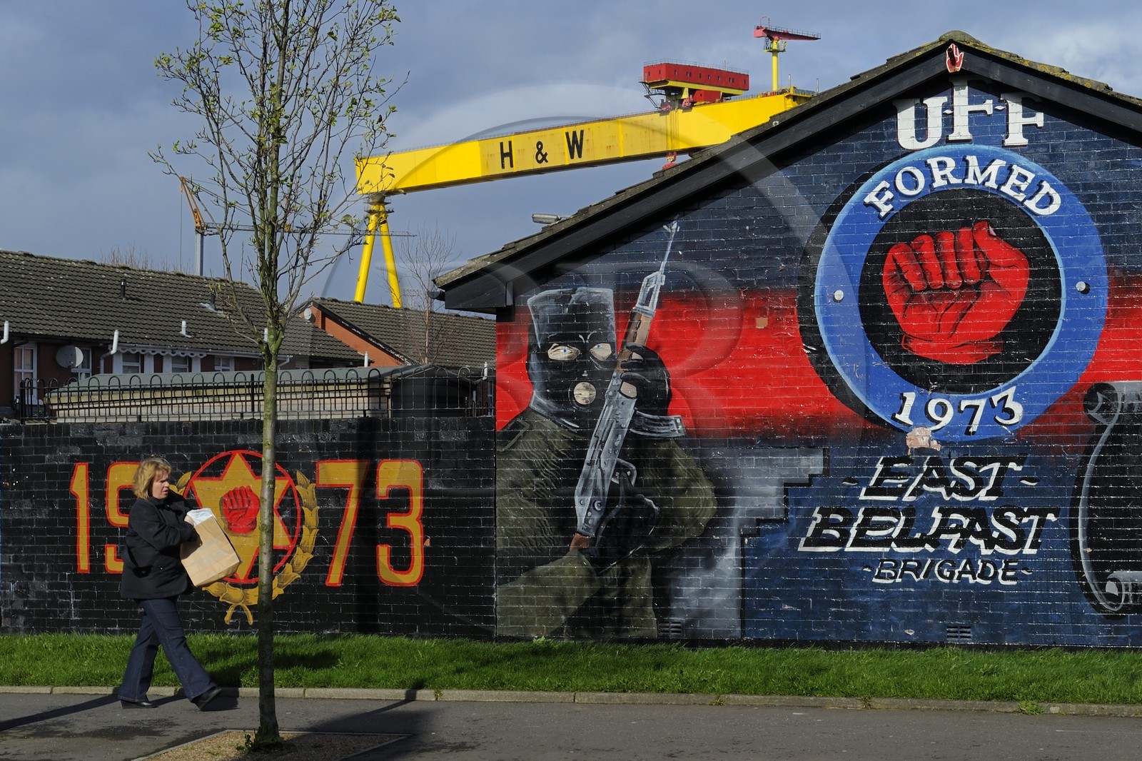 Royaume-Uni, Irlande du Nord, Belfast Est, les quartiers loyalistes protestants, Newtownards Road, fresque murale politique à la gloire des milices loyalistes