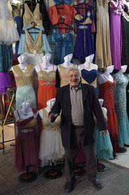 Iran, province d'Ispahan, Ispahan, Bazar-e Bozorg (Grand Bazar), immense bazar couvert qui remonte à près de 1300 ans, boutique pour femmes