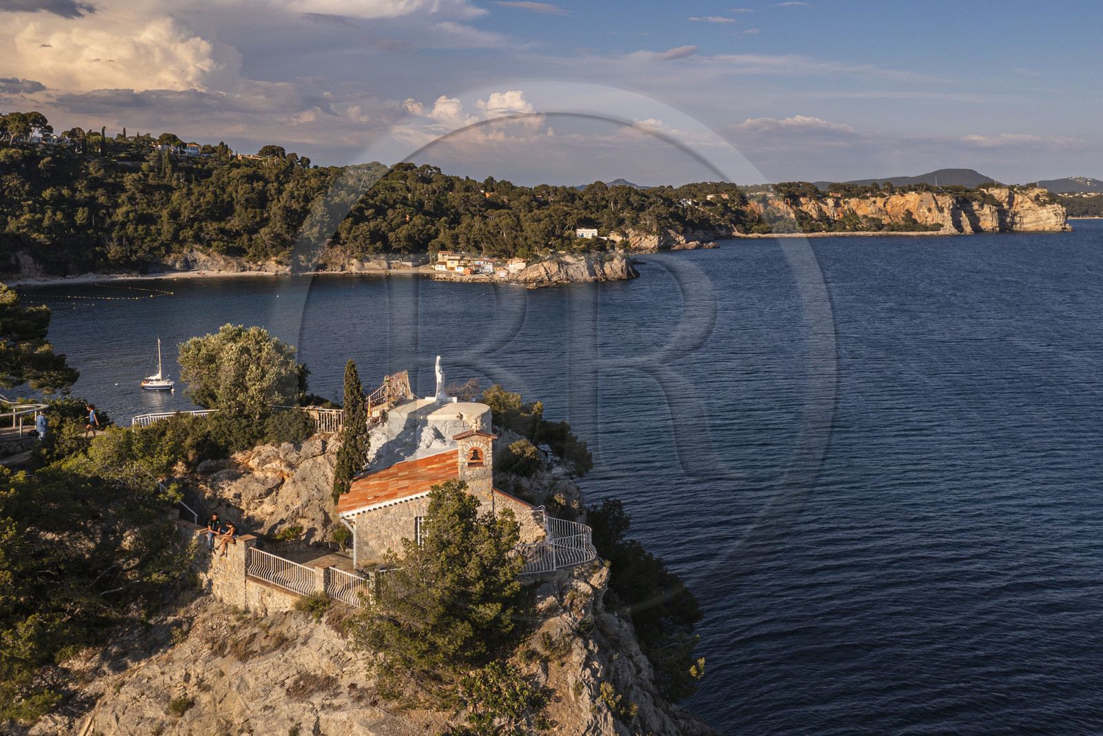 France, Var (83), la rade de Toulon, Cap Brun, la chapelle Notre Dame du cap Falcon qui domine le petit port des cabanons de l'anse de Méjean (vue aérienne)