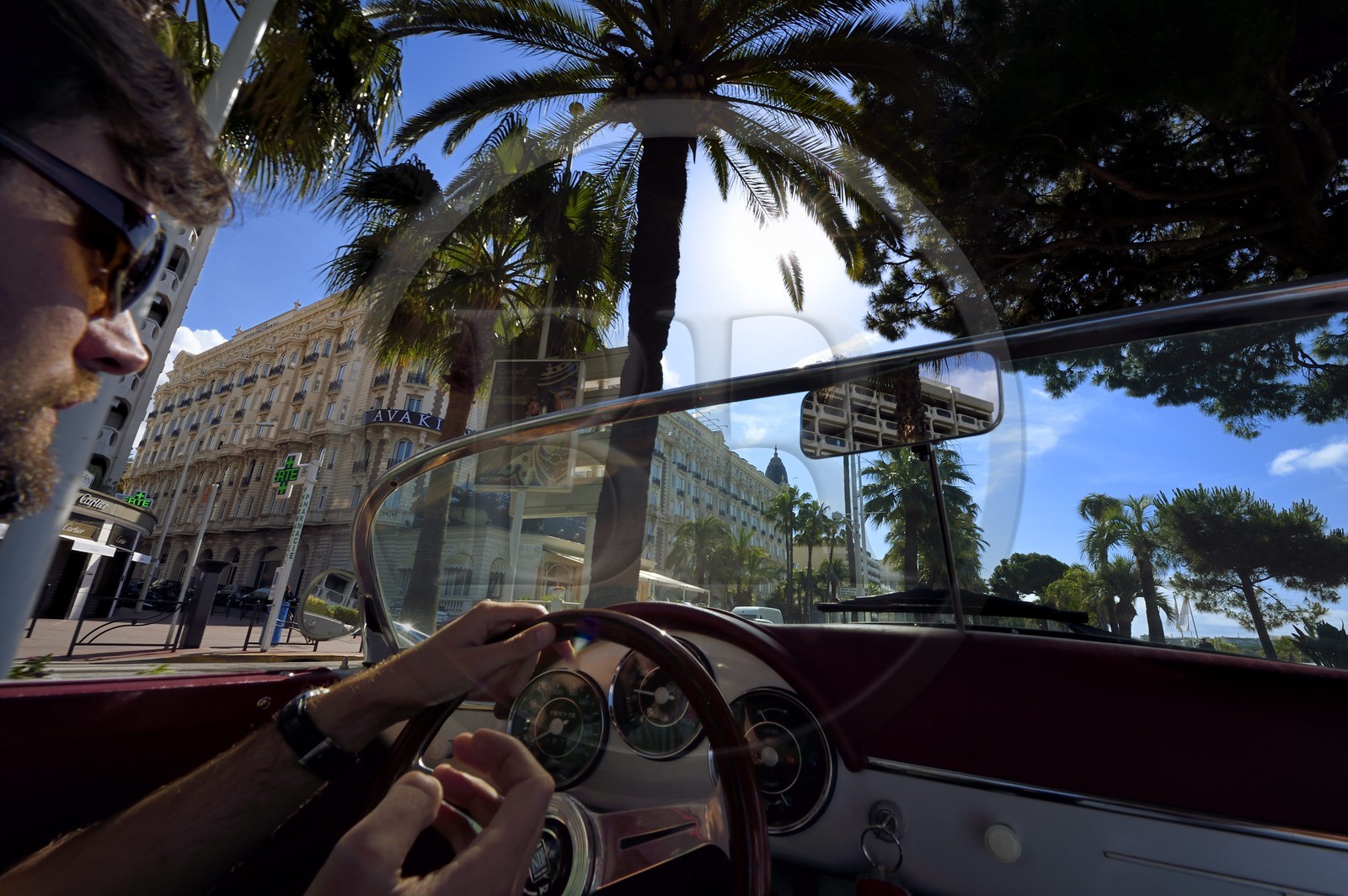 France, Alpes-Maritimes (06), Cannes, le palace du Carlton sur le boulevard de la Croisette, à bord d'une Porsche Speedster 356 décapotable de collection