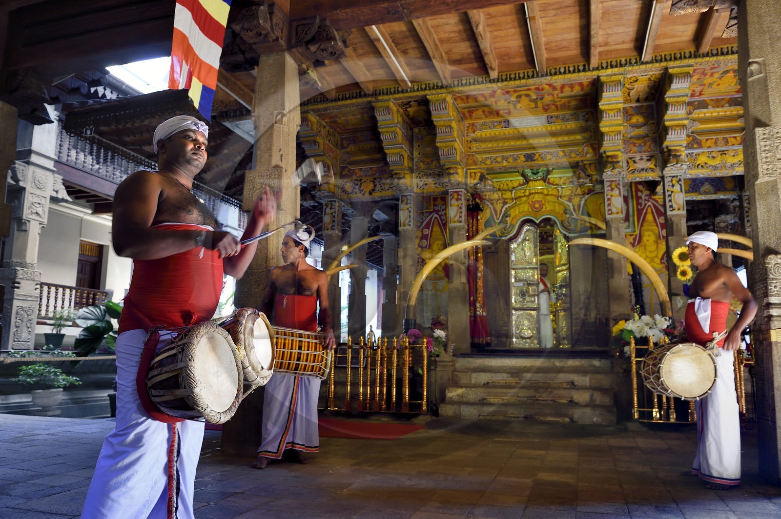 Sri Lanka, province du centre, Kandy, ville sacrée classée patrimoine mondial de l'UNESCO, Temple de la Dent de Bouddha (Sri Dalada Maligawa), porte donnant accès à la partie inférieure du temple sacrée qui renferme la relique de la Dent de Bouddha