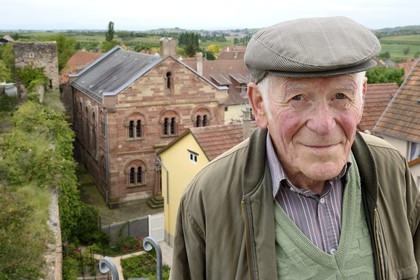 France, Bas-Rhin (67), Westhoffen, Roger Cahn, le dernier juif de Westhoffen né en 1930, l'ancienne synagogue en arrière plan