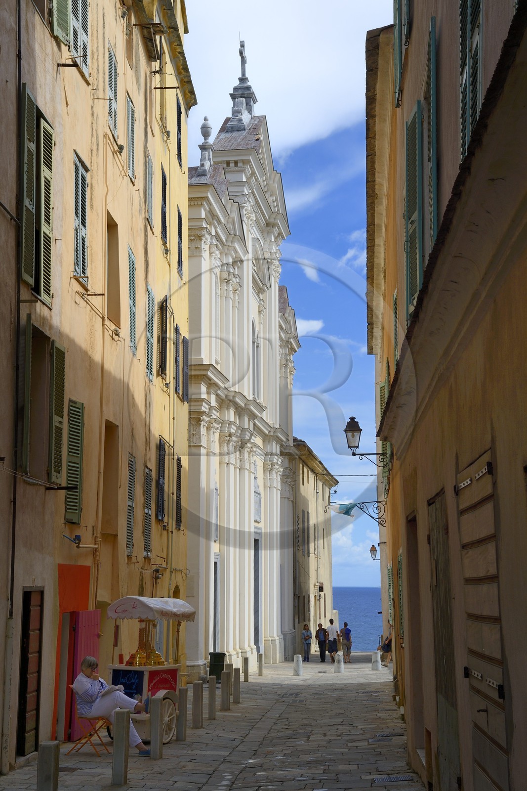 France, Haute-Corse (2B), Bastia, la Citadelle quartier de Terra-Nova, rue Notre-Dame et l'ancienne cathédrale Sainte-Marie en arrière plan