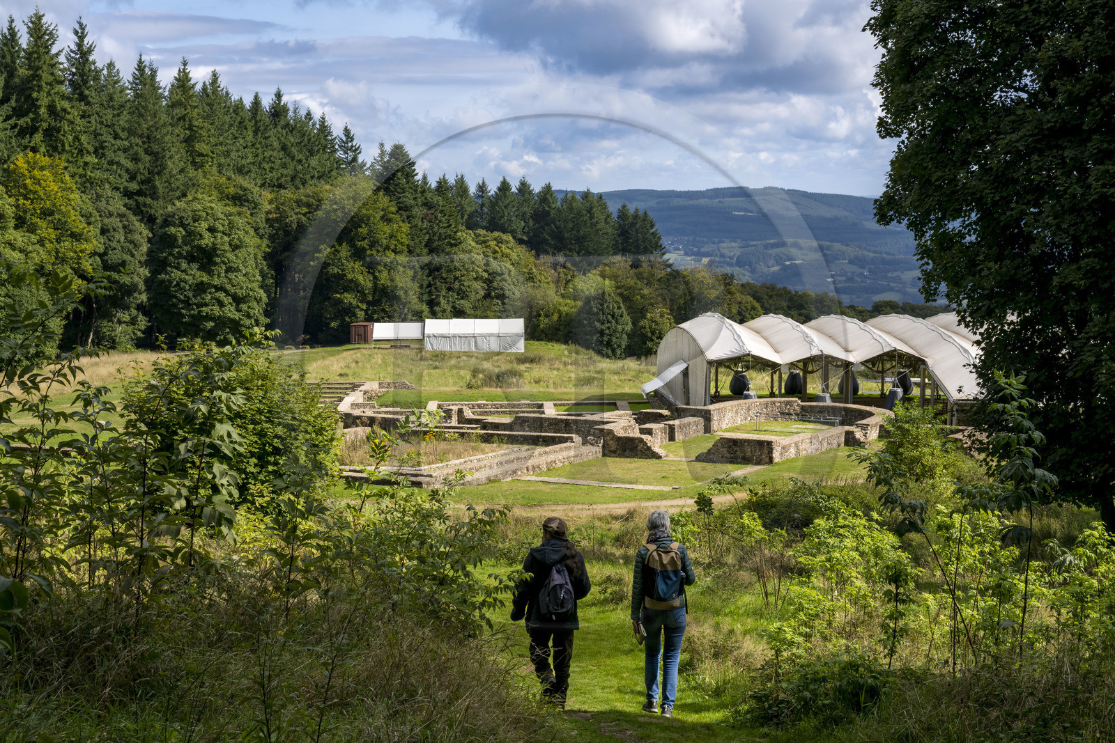France, Saône-et-Loire (71), parc naturel régional du Morvan, Saint-Léger-sous-Beuvray, oppidum de Bibracte, capitale du peuple celte des Éduens, site archéologique sur le mont Beuvray, vestiges et champ de fouille du couvent franciscain installé au début du XVe siècle sur les ruines du quartier commercial gaulois et de son forum