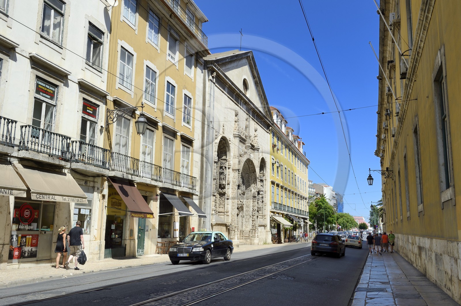 Portugal, Lisbonne, quartier de Baixa pombalin, rua da Alfandega derrière la Praca do Comercio (Place du Commerce)