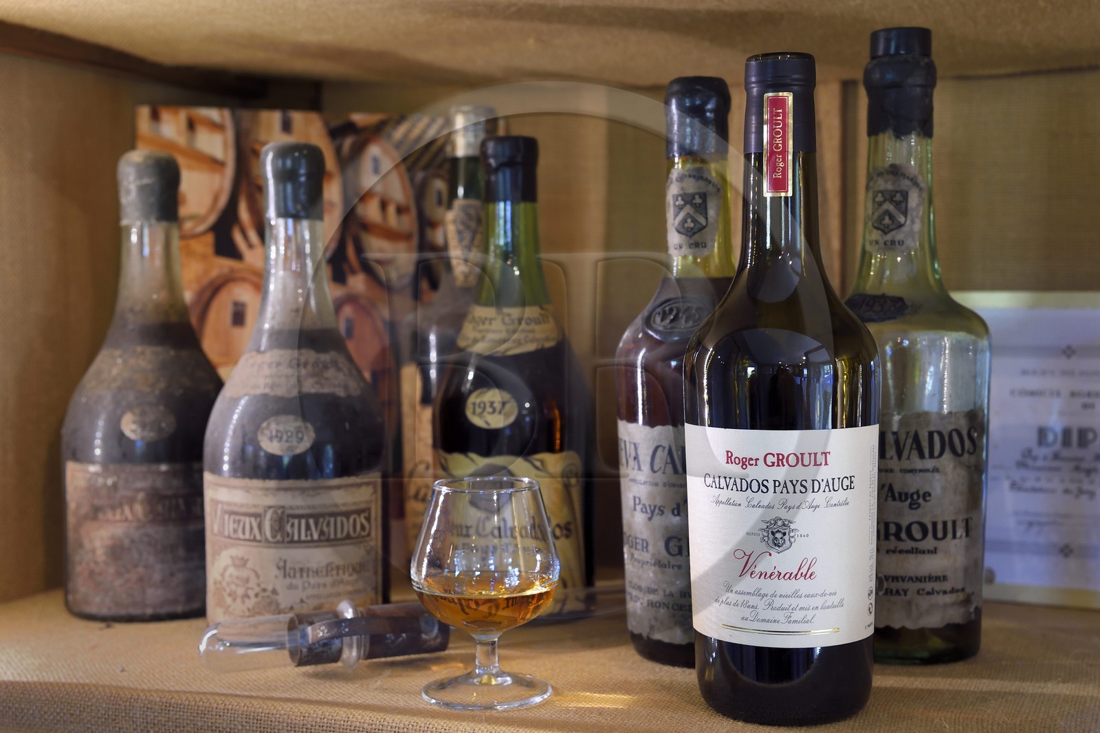 France, Calvados (14), Pays d'Auge, Saint-Cyr du Ronceray, Calvados Roger Groult AOC Pays d’Auge, bouteilles de collection