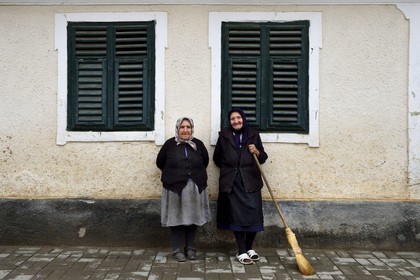 Roumanie, Transylvanie, Brateiu, paysannes roumaines