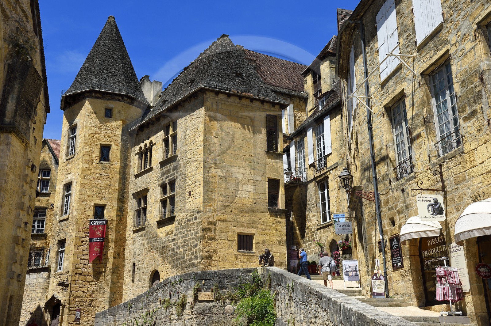 France, Dordogne (24), Périgord Noir, vallée de la Dordogne, Sarlat-la-Canéda, le Manoir de Gisson et la sculpture en bronze Le Badaud par Gérard Auliac France, Dordogne (24), Périgord Noir, vallée de la Dordogne, Sarlat-la-Canéda, le Manoir de Gisson et la sculpture en bronze Le Badaud par Gérard Auliac