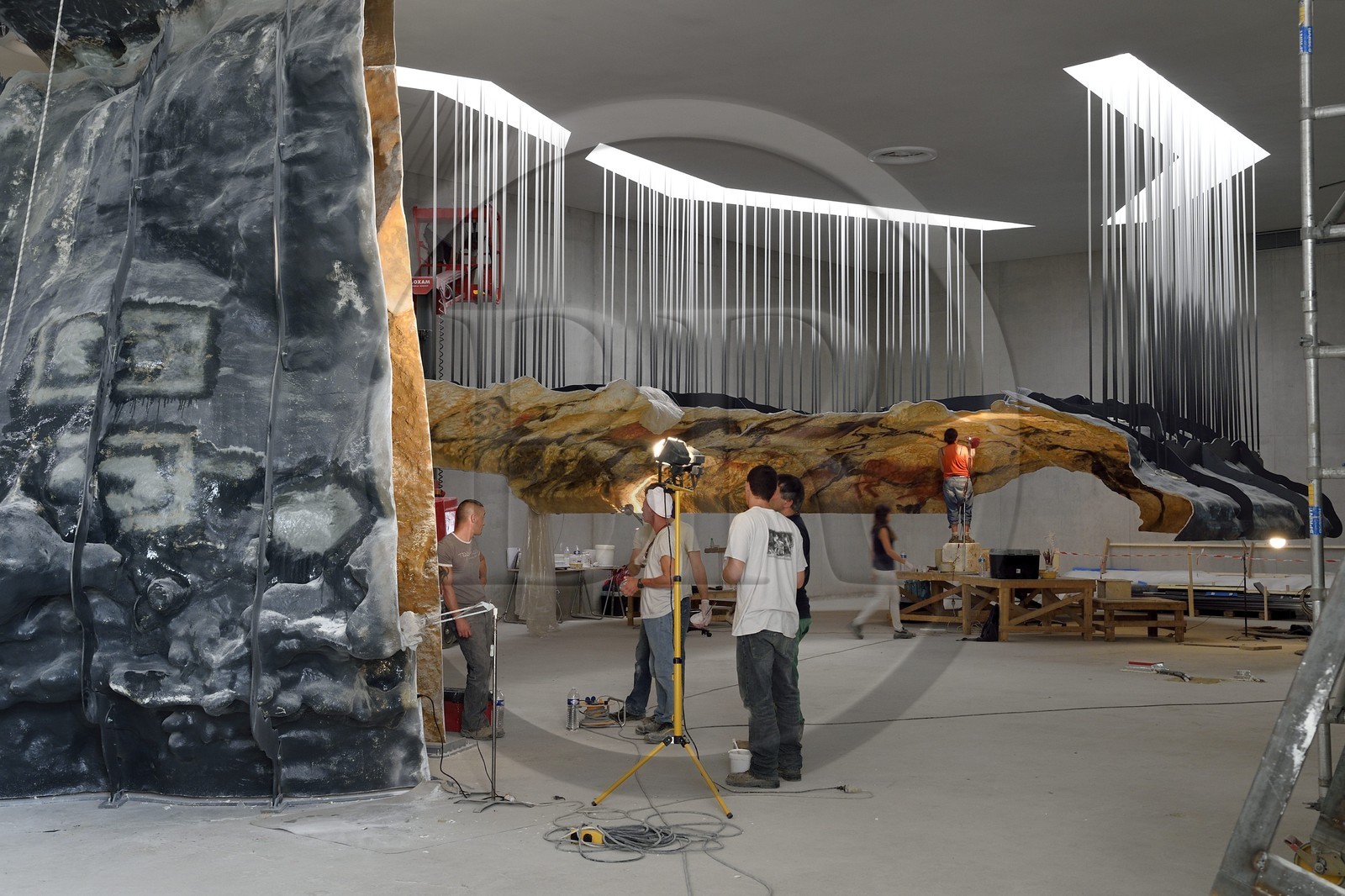 France, Dordogne (24), Montignac, chantier du futur Centre International de l'Art pariétal de Montignac-Lascaux (Lascaux 4), espace pédagogique reprenant des panneaux de la grotte réalisés par l’Atelier des Fac-Similés du Périgord (AFSP), ici le puit à gauche et les peintures de la salle des taureaux en arrière plan