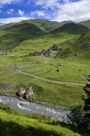 Georgia, Kakheti, Tusheti National Park, Alazani River Valley in the mountains of Pirikiti, village of Dartlo overlooked by Kvavlo