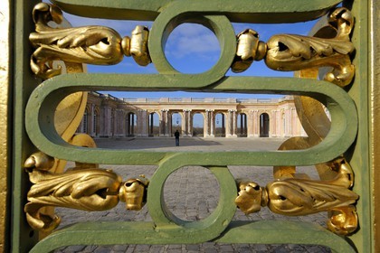 France, Yvelines (78), château de Versailles, classé Patrimoine Mondial de l'UNESCO, grille d'entrée du Grand Trianon