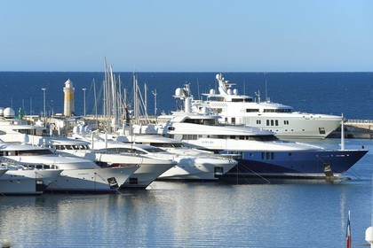 France, Alpes-Maritimes (06), Cannes, yacht dans le port