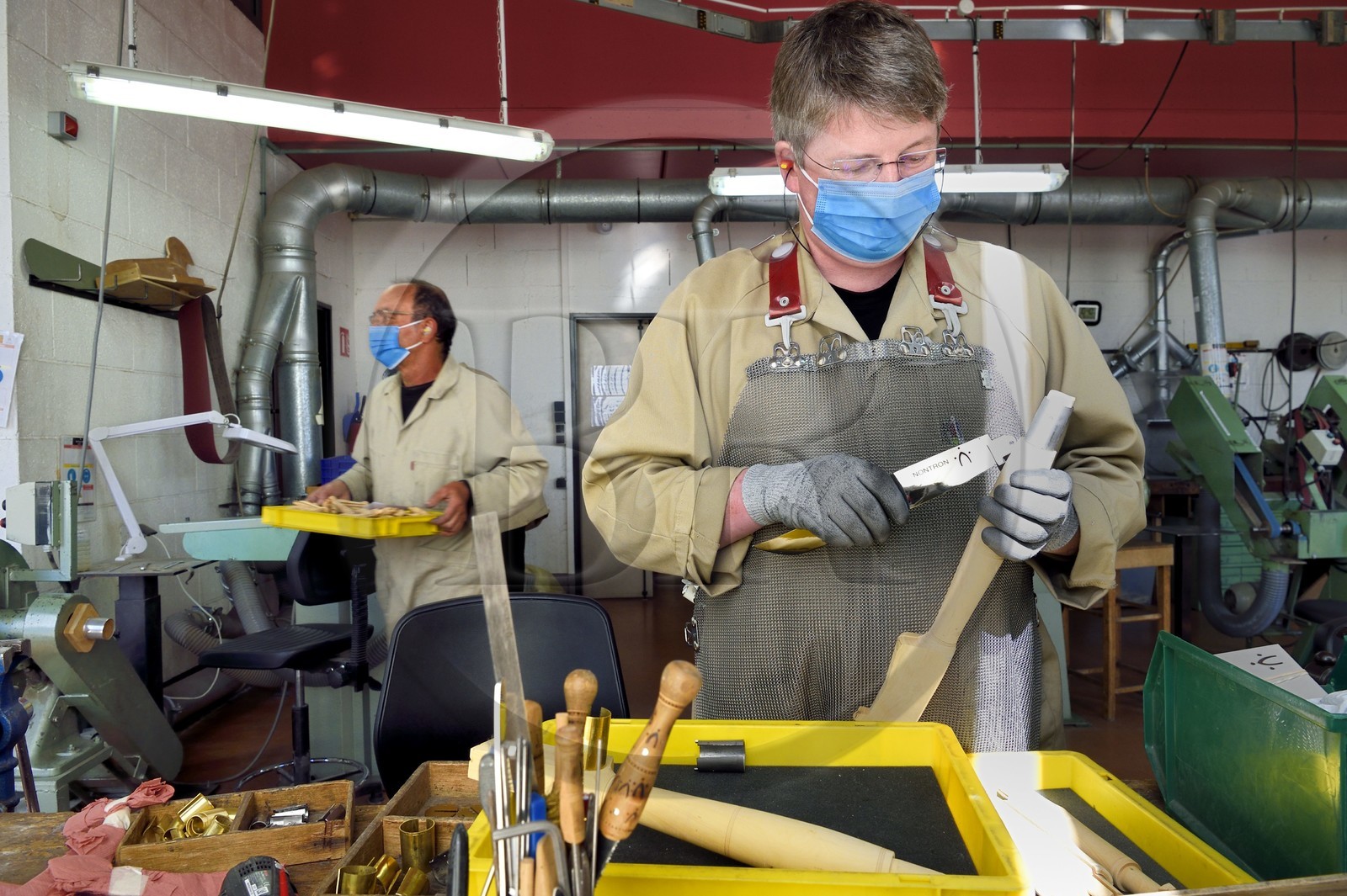 France, Dordogne (24), Périgord Vert, Nontron, fabrication artisanale des couteaux de Nontron à la Coutellerie Nontronnaise