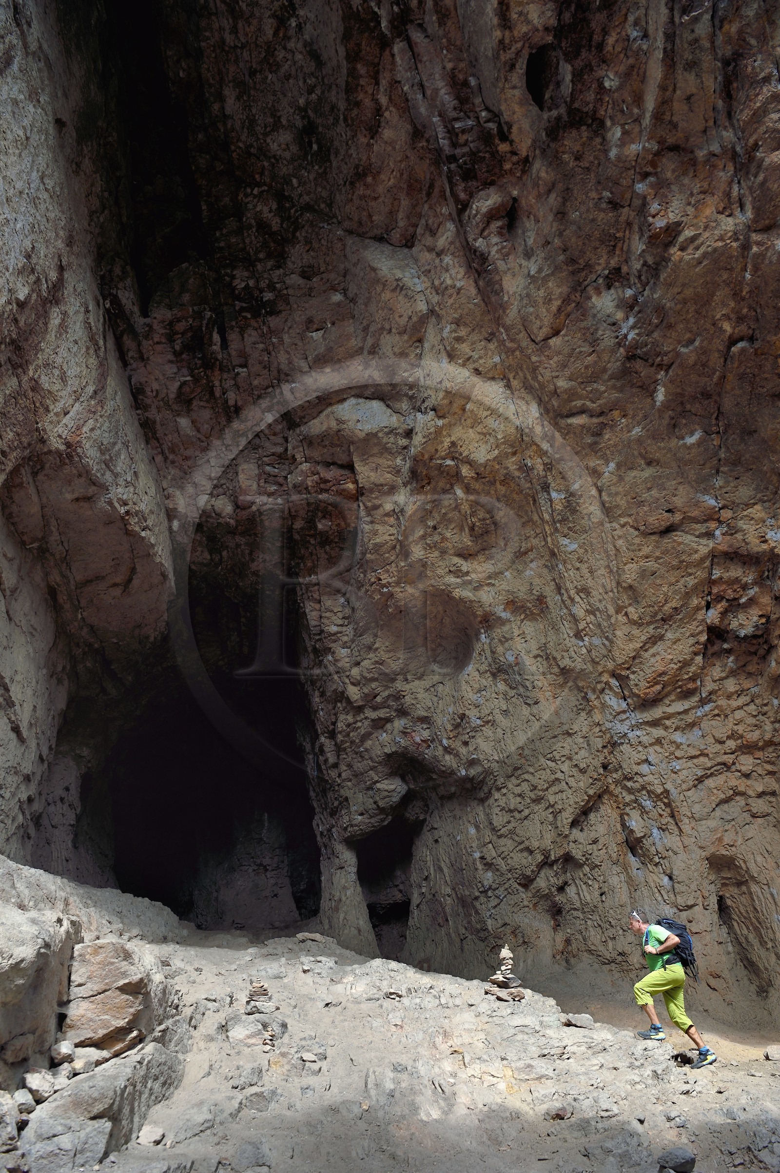 France, Var (83), entre Bagnols-en-Forêt et Roquebrune-sur-Argens, randonnée dans les Gorges du Blavet, la grotte du Muéron, habitat préhistorique France, Var (83), entre Bagnols-en-Forêt et Roquebrune-sur-Argens, randonnée dans les Gorges du Blavet, la grotte du Muéron, habitat préhistorique