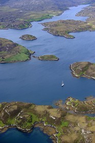 Royaume-Uni, Ecosse, Hébrides extérieures, Ile de South Uist, voilier au mouillage dans le Loch Skipport (vue aérienne)