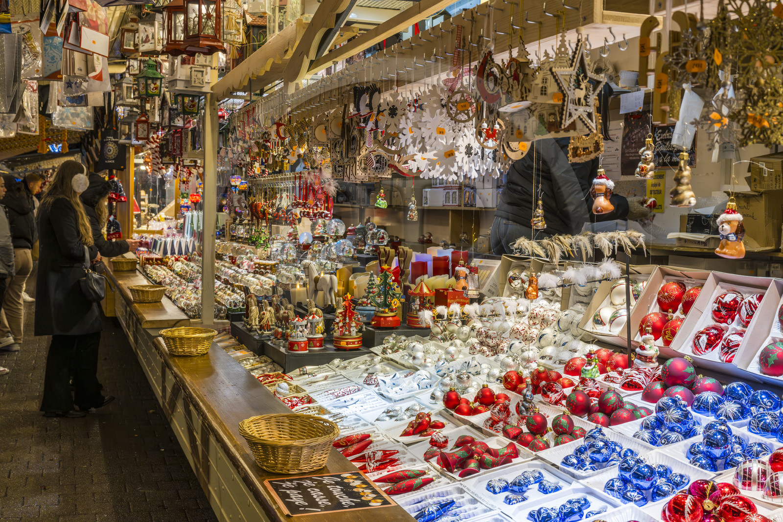 France, Bas-Rhin (67), Strasbourg, vieille ville classée au Patrimoine Mondial de l’UNESCO, vente de boules et autres décorations de Noël sur le Marché de Noel (Christkindelsmarik) de la place Broglie