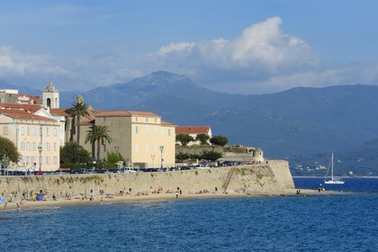 France, Corse-du-Sud (2A), Ajaccio, la plage de la vieille ville au pied de la Citadelle