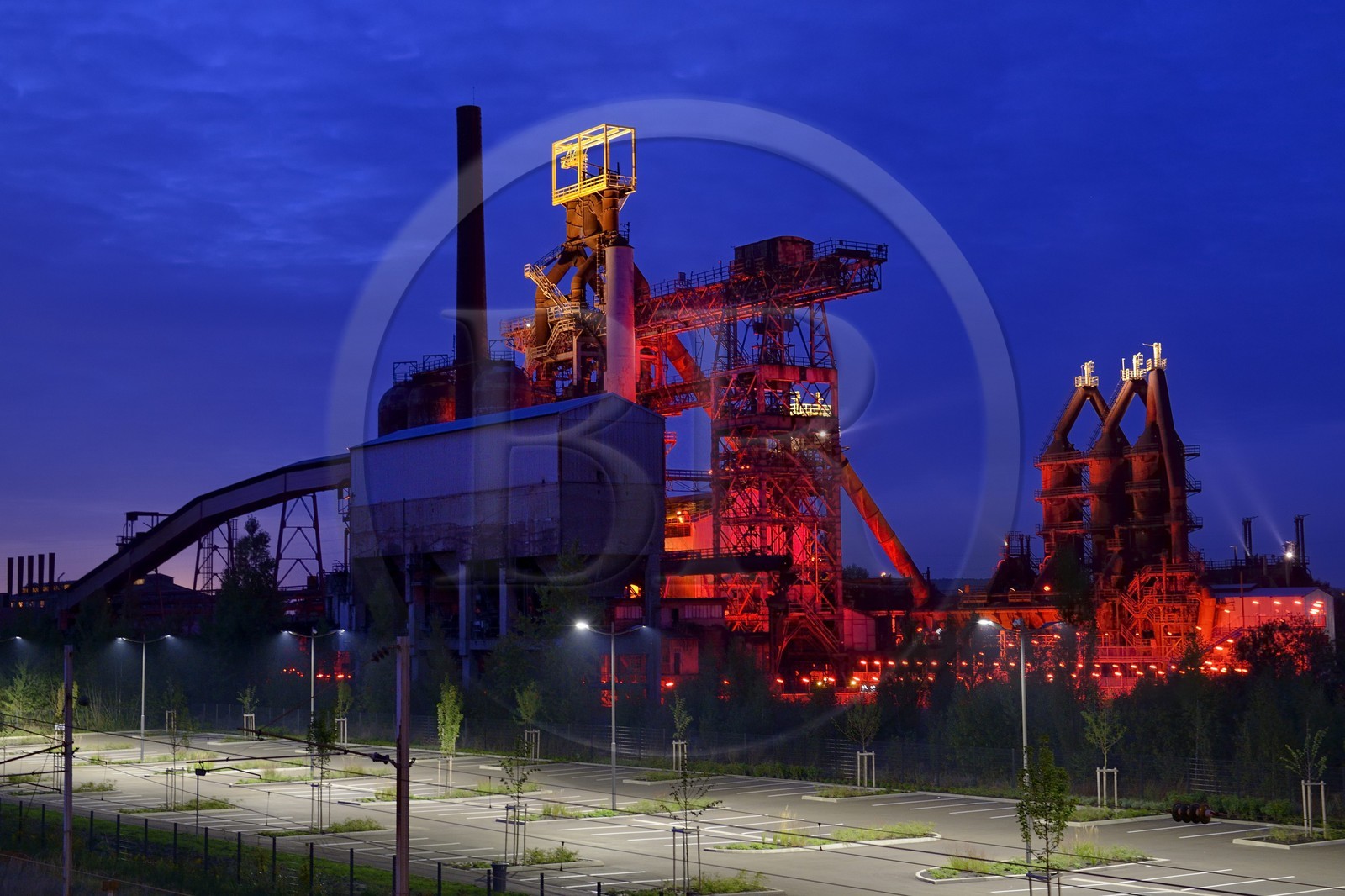 France, Moselle (57), Vallée de la Fensch, usine sidérurgique d'Uckange, Parc du Haut-fourneau U4, mise en lumière Tous Les Soleils par l'artiste plasticien (C) Claude Lévêque