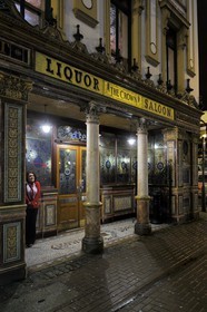 Royaume-Uni, Irlande du Nord, Belfast, le Crown Liquor Saloon fondé en 1826 est le seul pub à faire partie du National Trust (Monuments Historiques)