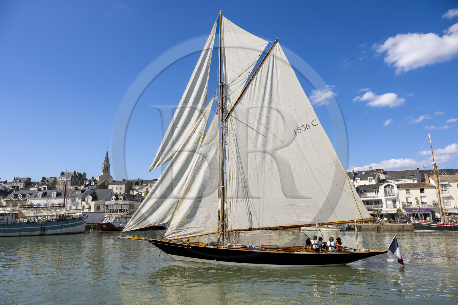 France, Loire-Atlantique (44), Pornic, le voilier Pen Duick quittant le port sous voile, l'église Saint-Gilles en arrière plan
