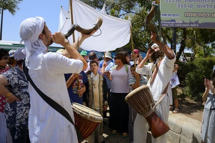 Israel, Jérusalem, ville sainte, vieille-ville classée Patrimoine Mondial de l'UNESCO, une des très nombreuses cérémonies de Bar Mitzvah à se diriger vers le Mur des Lamentations