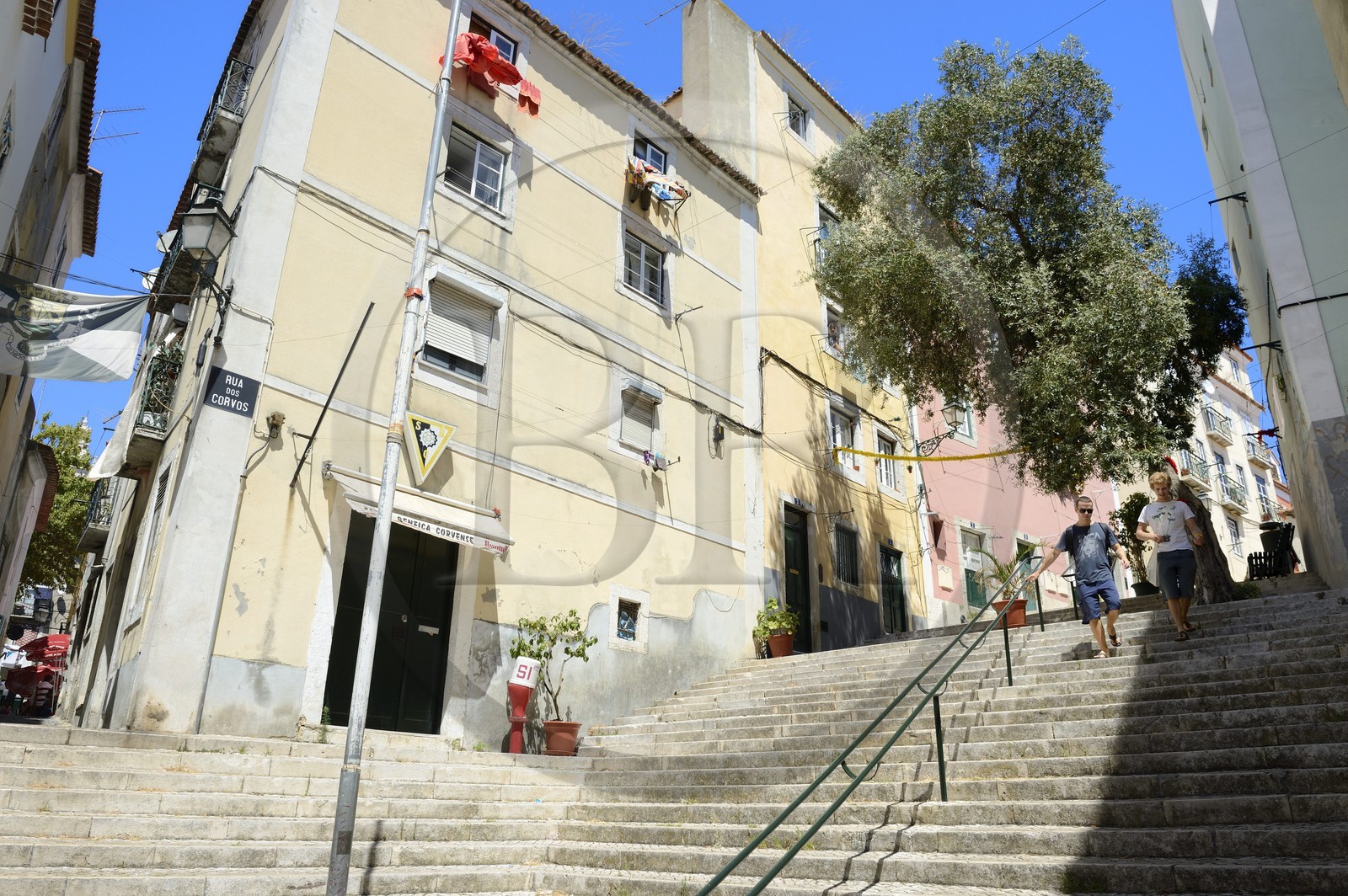 Portugal, Lisbonne, quartier de l'Alfama, rua dos Corvos, escaliers dans une ruelle